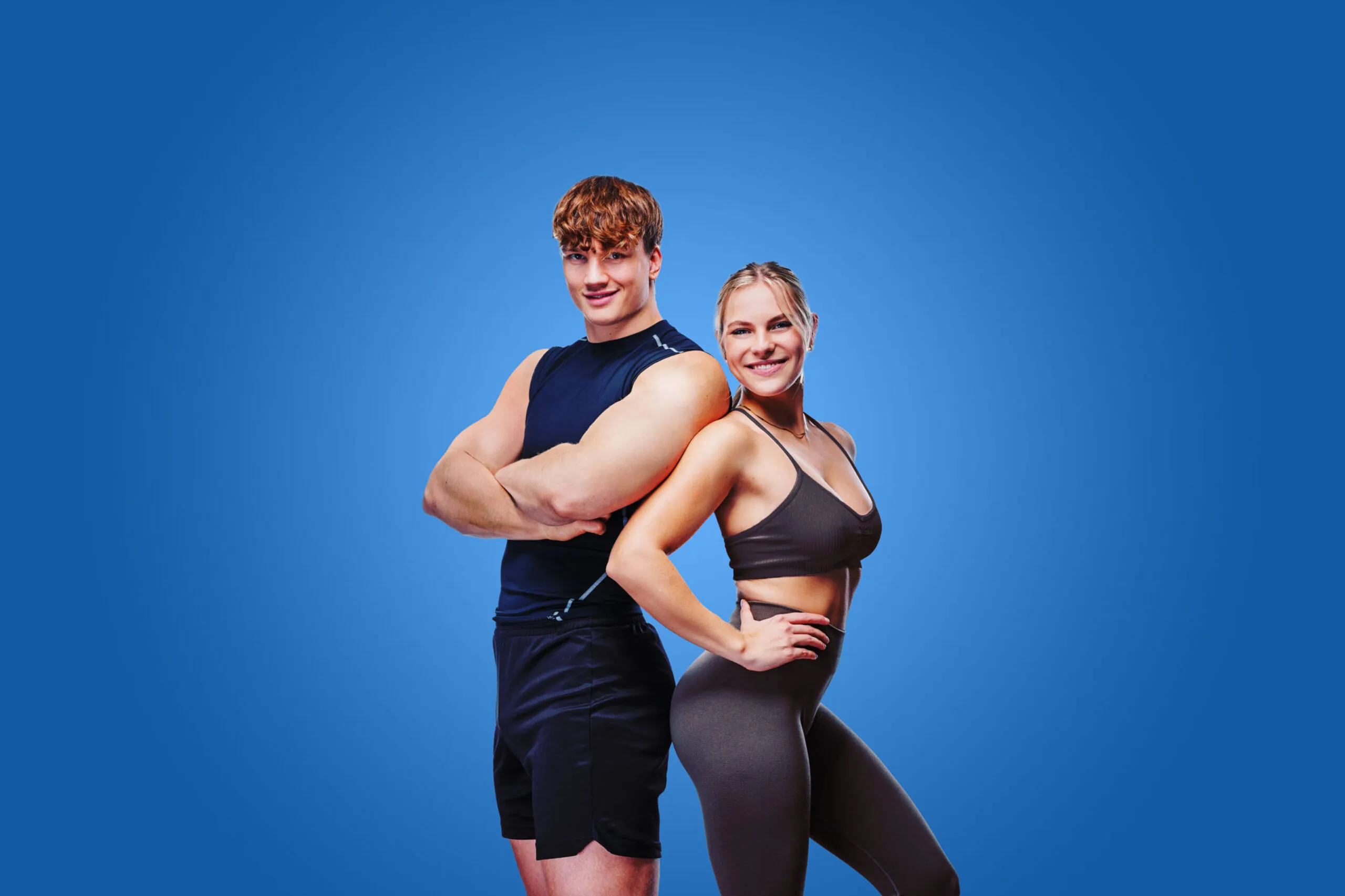 Mężczyzna i kobieta wykonują trening siłowy na Siłowni Total Active Fitness Club Jarosław